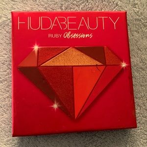 Huda beauty eyeshadow palette